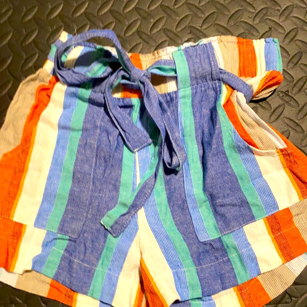 stripped loose shorts.